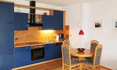 Küchenzeile und Esstisch