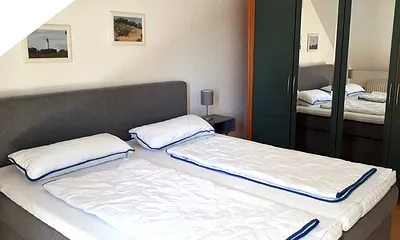 Komplett ausgestattete Küchenzeile mit Esstisch und Sitzgruppe