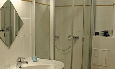 Das Badezimmer mit Dusche und WC und Waschmaschine
