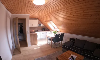 Wohnzimmer und Essbereich mit Außenrollo