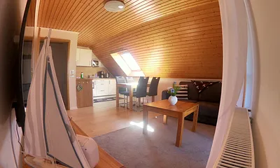 Wohnzimmer und Essbereich mit Außenrollo