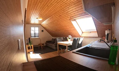 Küche und Wohnzimmer mit Außenrollo