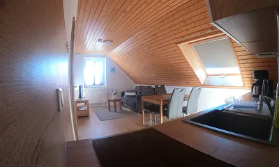 Küche und Wohnzimmer mit Außenrollo