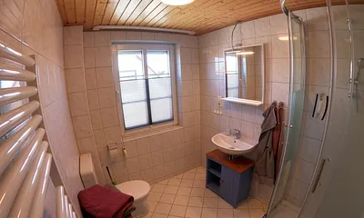 Badezimmer mit Außenrollo