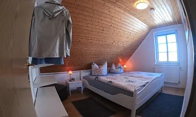 Schlafzimmer mit Außenrollo