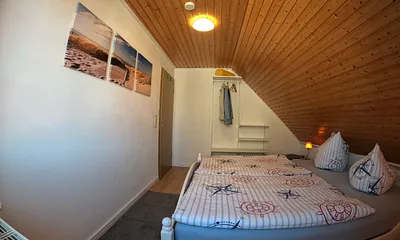 Schlafzimmer mit Außenrollo
