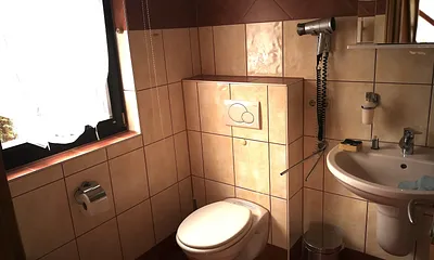 Duschbad mit Fenster Handtuchtrockner Fußbodenheizung