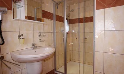 Duschbad mit Fenster Handtuchtrockner Fußbodenheizung