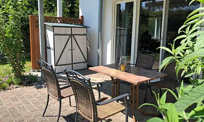 Terrasse mit Gartenmöbeln
