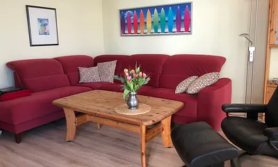 Wohnzimmer,; der Teppichboden wurde 2022 gegen Bio-Bodenbelag ausgetauscht.