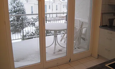 Winterlich verschneiter Küchenbalkon