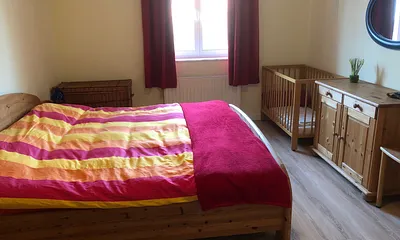 Elternzimmer (auch Kinderbett, Tisch u. Stühle); neuer hochwertiger Bio-Bodenbelag 2022