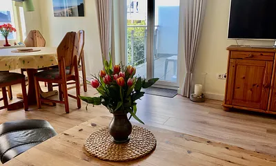 Wohnzimmer, Bio-Bodenbelag 2022; TV und Radio über freies WLAN; Festnetztelefon ohne Sondernummern