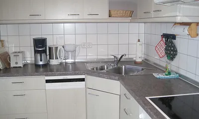 Top ausgestattete Küche: Spülmaschine, Mikrowellengerät, Kaffeeautomat mit Mahlwerk