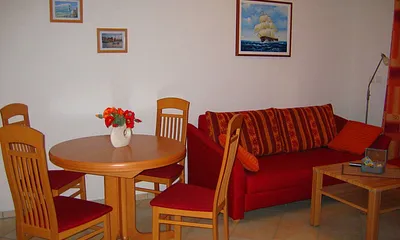 Ess- und Wohnbereich mit Schlafcouch