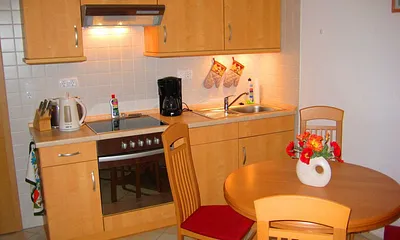 Küchenzeile und Essbereich