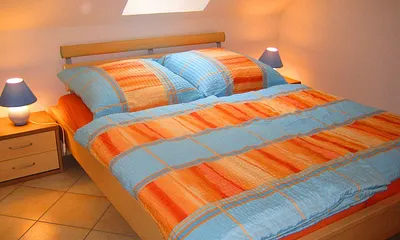 Schlafzimmer mit Doppelbett, Fliegengitter und Verdunklungsrollo
