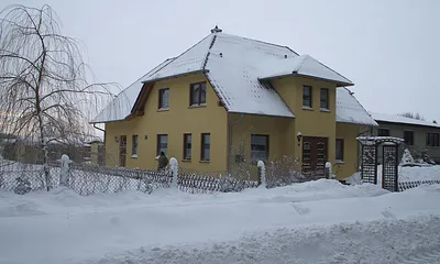 Gesamtansicht im Winter - Nordostseite -, wann wirds mal wieder richtig Winter ?