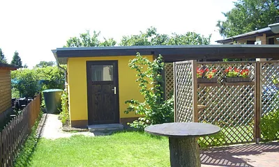 Unsere " Klön -" und Grillecke, zwischenzeitlich gut " bewachsen "