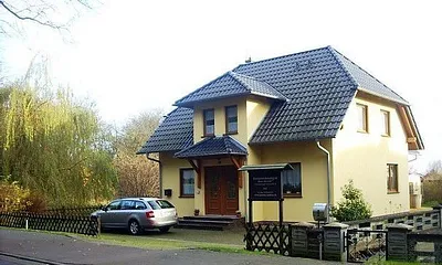 Ferienwohnung 2 im Obergeschoss Westseite; Straßenansicht vom Hafen kommend