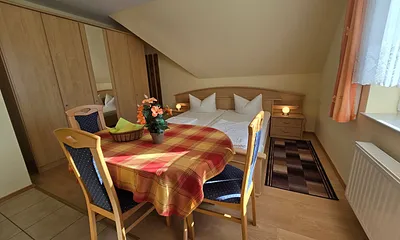 Essbereich zwischen Küchenzeile und Doppelbett