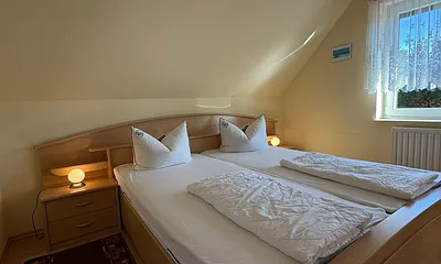 Doppelbett im separatem Schlafzimmer