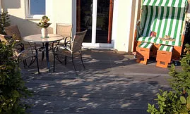 großzügige Terrasse mit eigenem Strandkorb und Wasserblick zur Insel Hiddensee