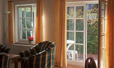 Wohnzimmer mit Blick auf die Terrasse zur Südseite