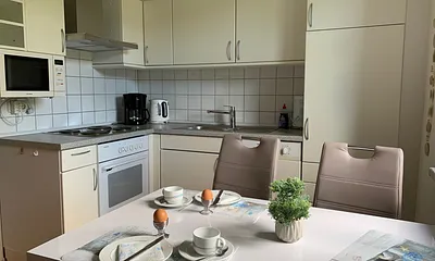 Küche mit Herd, Kühlschrank, Mikrowelle, Spülmaschine u. v. m.  