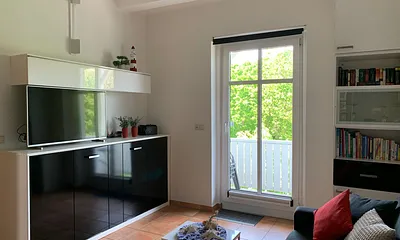 Wohnzimmer mit Balkon, Querschrankbett (0,9 x 2 m), 40" FullHD-LCD Fernseher u. v. m. 