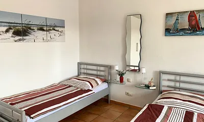 Schlafzimmer mit Doppelbett(1,8 x 2 m)  und Einzelbett 0,9 x 2 m)