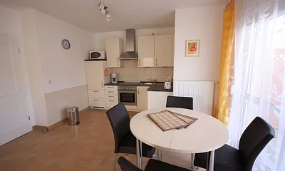 Esstisch und Küchenzeile