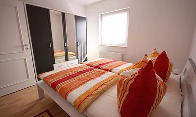 Schlafzimmer mit Spiegelschrank