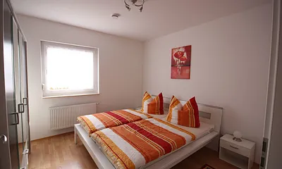 Schlafzimmer mit Doppelbett
