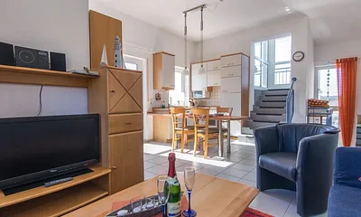 Wohnbereich mit Blick auf die Küche und Aufgang zur Dachterasse