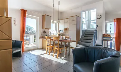 Küche und Essbereich, links geht es zum Seitenbalkon