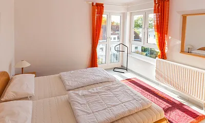 Schlafzimmer mit Blick von der Zimmertür aus