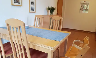 Essbereich mit Kinderstuhl