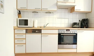 Küchenzeile mit allen notwendigen Küchengeräten