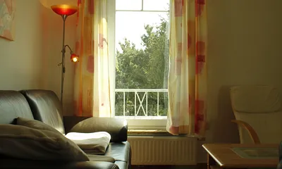 Sicht ins Wohnzimmer mit dem Südfenster