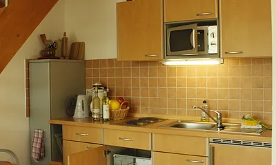 offene Küche mit dem Treppenaufgang in den zweiten Schlafraum