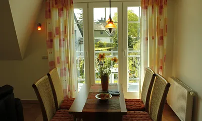 Esstisch mit Blick auf den Balkon / Garten