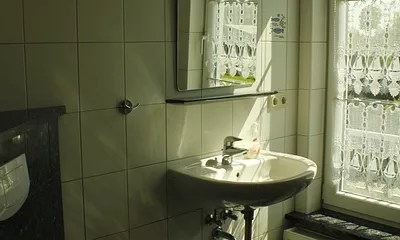 Tageslicht-Bad mit Dusche 