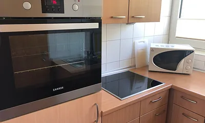 Einbauküche mit Ceranfeld und Backofen