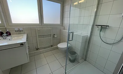 Badezimmer mit Dusche 