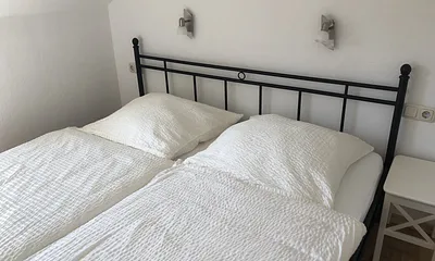 2.Schlafzimmer  mit TV und Doppelbett