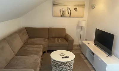 Wohnzimmer mit Ecksofa und TV