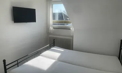 Schlafzimmer 2 mit TV und Doppelbett