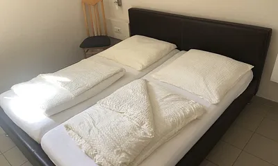 Schlafzimmer mit Doppelbett