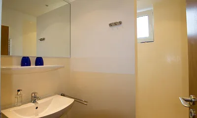 Badezimmer mit Dusche und Waschbecken